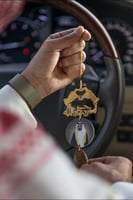 تعليقة سيارة بصورة من متجر شمل