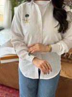 قميص كتان اليوم الوطني- بتطريز شعار سيفين ونخله