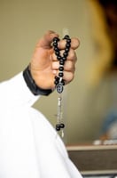 سبحه بالاسم نقش على حجر طبيعي اللون فضي