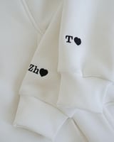 هودي القلب مطرز بحروف مخصصة