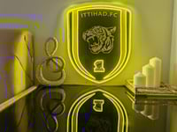 إضاءة نيون على شكل شعار الاتحاد (النمر)