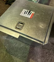 شنطة صغيرة مع قفل فوق جيب شاص