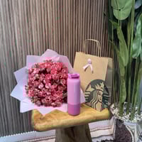 مق ستاربكس مع باقة ورد