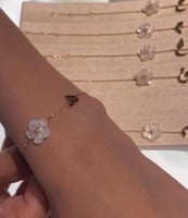 اسواره ناعمه بالاسم مع ورده انيقه