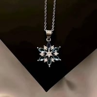 قلادة لامعة و أنيقة