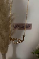 قلادة بالاسم وفراشه على الجانب