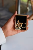 ميدالية بالاسم شكل قلب