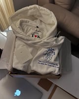 بلوفر ليحتضنك دائماً بدلاً عني معا الاحرف جوى الهو...