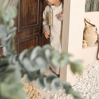 دشداشه اطفال بالاسم مع تطريز بتصميم انيق