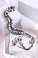 سبحه بلون مميز ونكتب الاسم او الحرف عليها