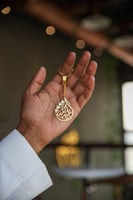 ميدالية بالاسم شكل قلب