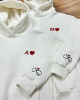 هودي الحروف مطرز بحرفك او حرف من تحب