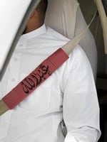 مسكة حزام السياره بلون احمر مطفي