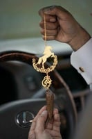 تعليقة خيل مع كسرة العود بشكل فخامه