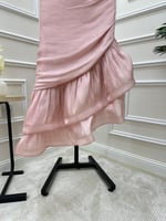 فستان وردي ناعم