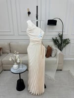 فستان ناعم بتطريز ع الخصر