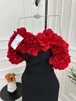 فستان اسود مع ورد احمر