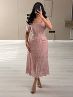 فستان دانتيل وردي ميدي مع حزام خصر