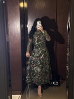 طقم سهرة زيتي مطرز بزخارف نباتية لامعة انيقة