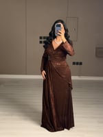 فستان سهرة طويل لون بني لامع