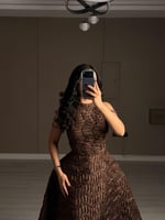 فستان سهرة ناعم بني أنيق بتصميم ميدي واسع
