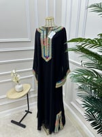 جلابية باللون الأسود بتصميم ناعم