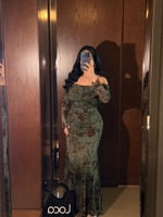 فستان سهرة مخمل اخضر زيتوني بأكتاف مكشوفة وأكمام ط...