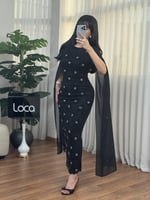 فستان انيق اسود اللون مزين بتطريزات