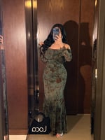 فستان سهرة مخمل اخضر زيتوني بأكتاف مكشوفة وأكمام ط...