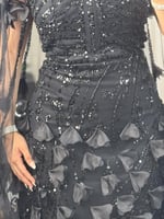 فستان سهره اسود ملكي من لوكا بتطريز وردي وكاب فاخر