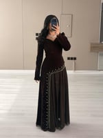 فستان سهرة مخملي طويل لون بني غامق مزين بالخرز
