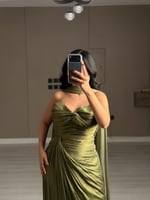 فستان سهرة طويل اخضر زيتي بتصميم كاب جذاب