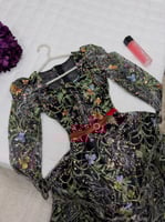 فستان مطرز بورود ملونة مع حزام احمر