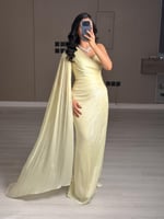 فستان سهرة ناعم طويل بلون اصفر فاتح بتصميم كتف واح...