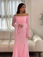 فستان وردي ناعم بلمسات براقة