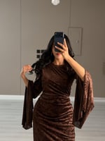 فستان سهرة بني مخملي طويل بتصميم ضيق لامع