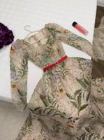 فستان مطرز بورود ملونة مع حزام احمر