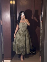 فستان سهرة زيتي مخمل بتفاصيل لامعة وذهبية فاخرة