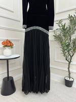 فستان مخمل اسود بأكمام