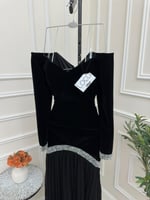 فستان مخمل اسود بأكمام