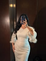 فستان سهرة اوف وايت بقصة ضيقة مزين بأكمام شفافة