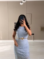 فستان دانتيل ميدي مع حزام خصر ذهبي أنيق لون عنابي