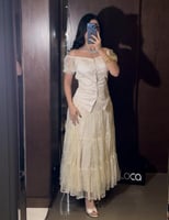 طقم ناعم لون بيج بلوزة قصيرة وتنورة طويلة متعددة ا...