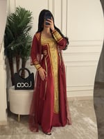 لبس تاسيس مع شال على الكتف