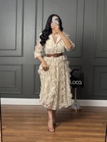 فستان بتصميم ورود بارز وفخم من لوكا فاشن