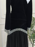 فستان مخمل اسود بأكمام