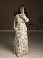 فستان سهرة نسائي طويل لون بيج بأكمام طويلة ومزين ب...