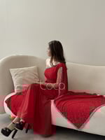 فستان احمر بكتف واحد