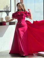 فستان فوشي عاري الكتف بلمسات ورود