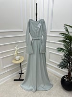 فستان ناعم يكسره جانبيه